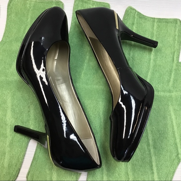 Beautiful Black Patent Heels by Tahiti. - Picture 4 of 6